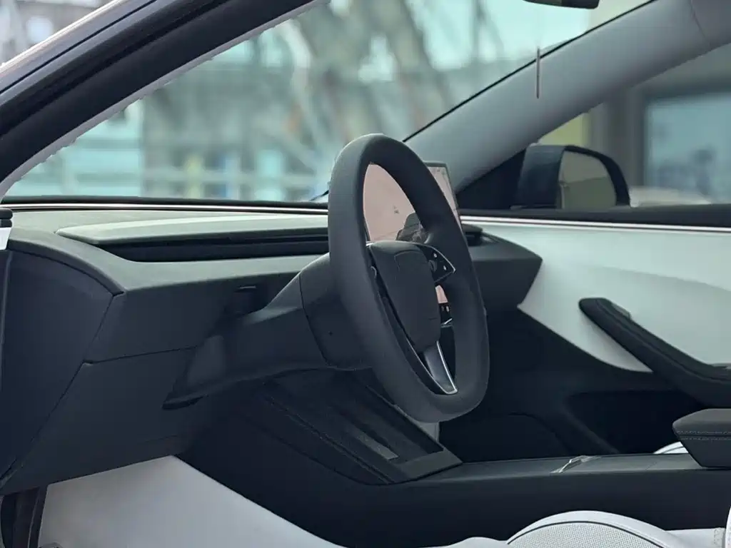Tesla Model 3 — миниатюра 4