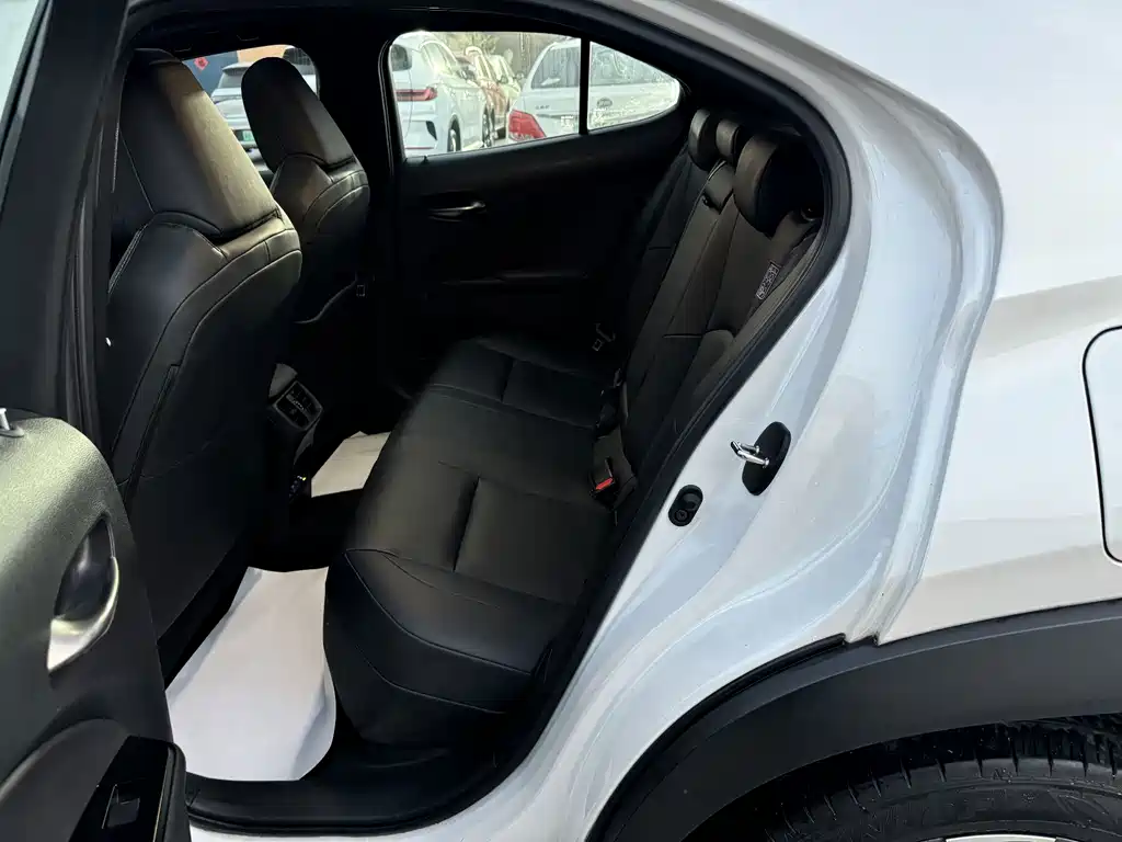 Lexus UX New Energy — миниатюра 7