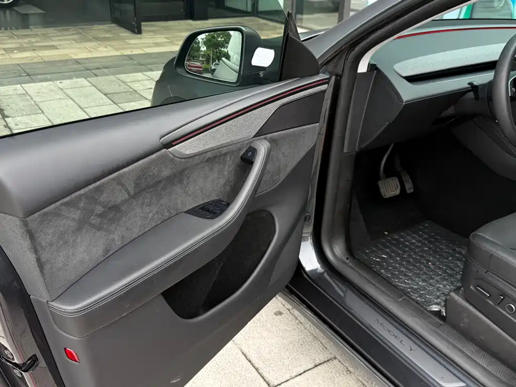 Tesla Model Y — миниатюра 14