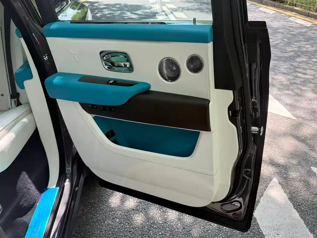 Rolls-Royce Cullinan 2018 мест