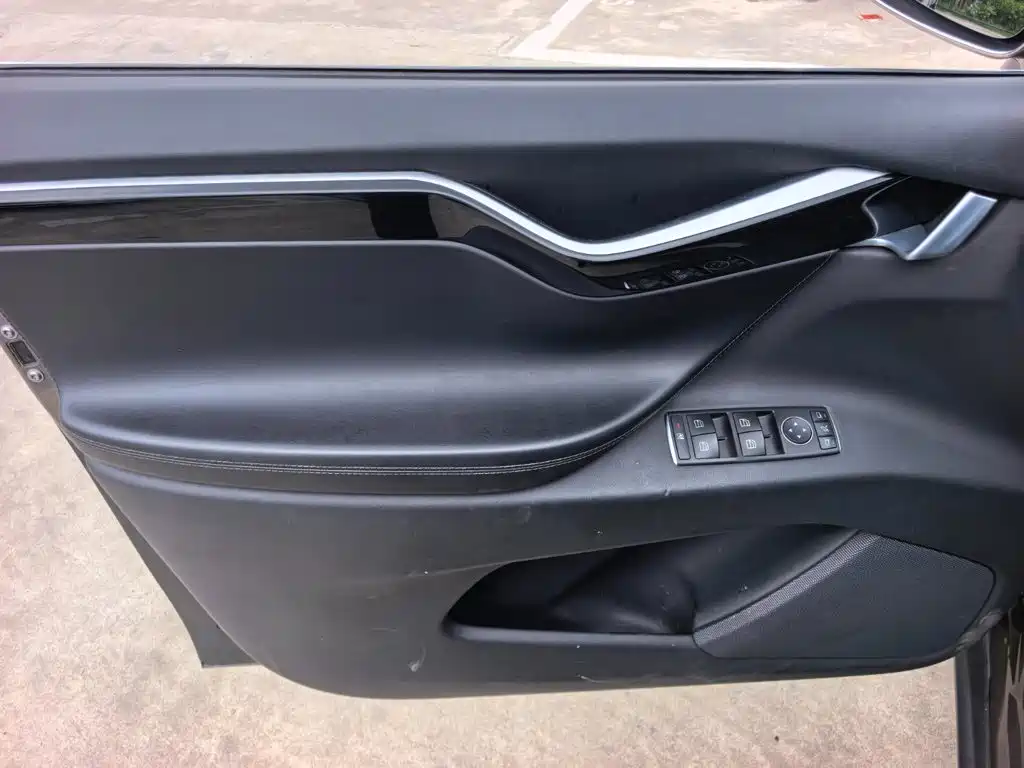 Tesla Model X — миниатюра 8