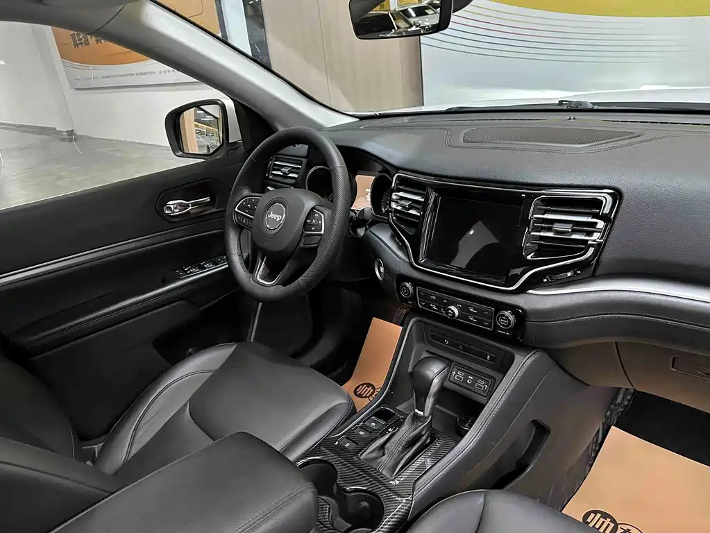 Jeep Grand Commander — миниатюра 10