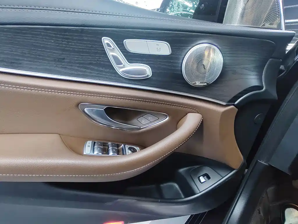 Mercedes-Benz E-Class — миниатюра 12