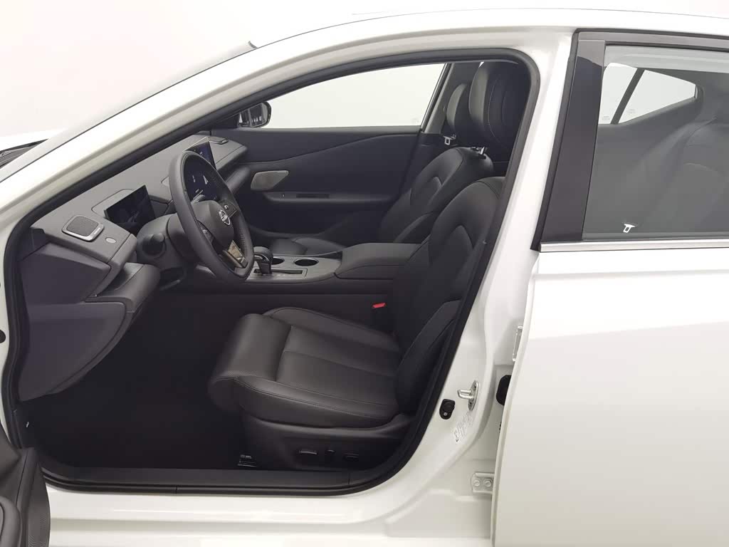 Nissan Teana 2.0 л 2026 г. Белый, пробег 4800 км