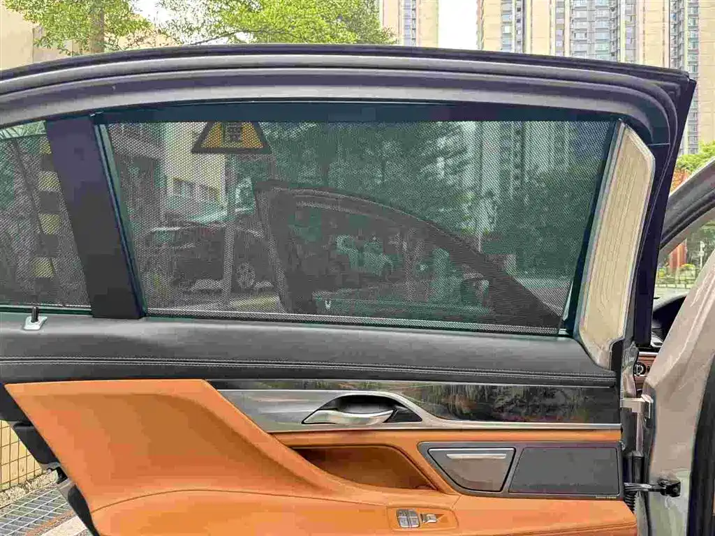 BMW 7 Series — миниатюра 9
