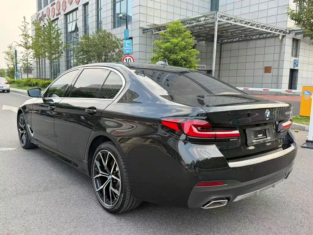 BMW 5 Series — миниатюра 17