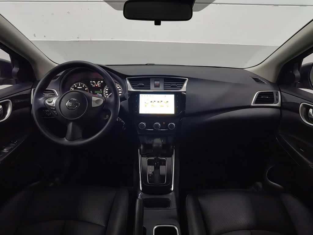 Nissan Sylphy 1.6 л 2023 г. Серебристо-серый, пробег 10000 км