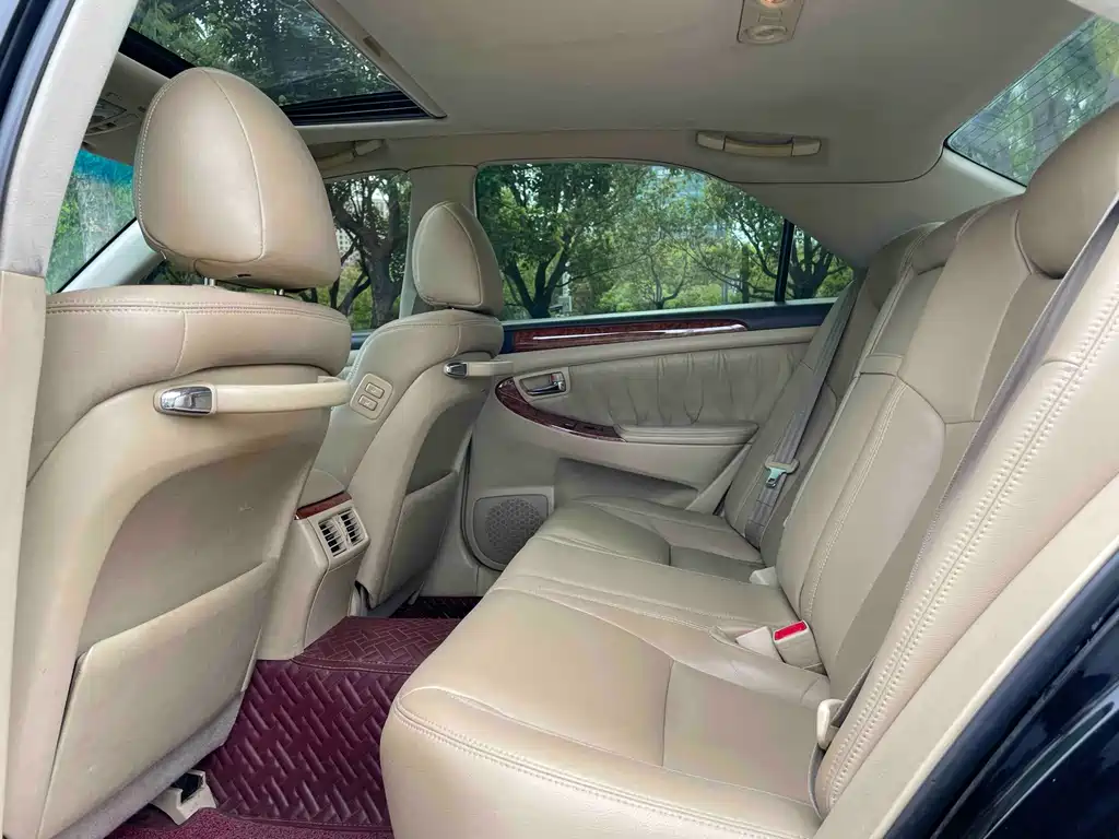 Toyota Crown — миниатюра 5
