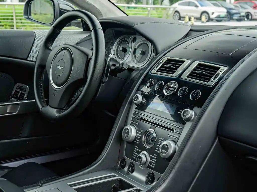 Aston Martin DB9 — миниатюра 15
