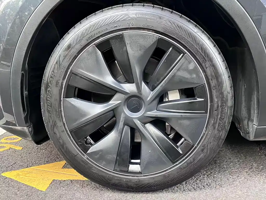 Tesla Model Y — миниатюра 15