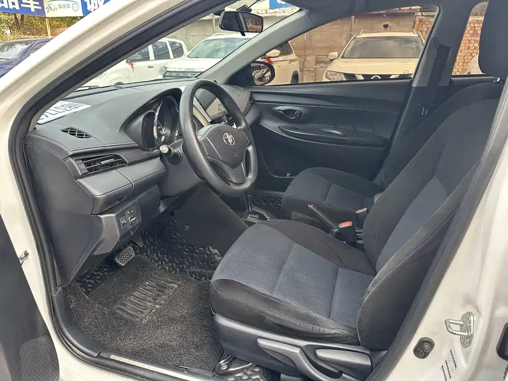 Toyota Yaris L — миниатюра 5