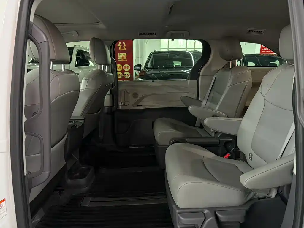 Toyota Granvia — миниатюра 6