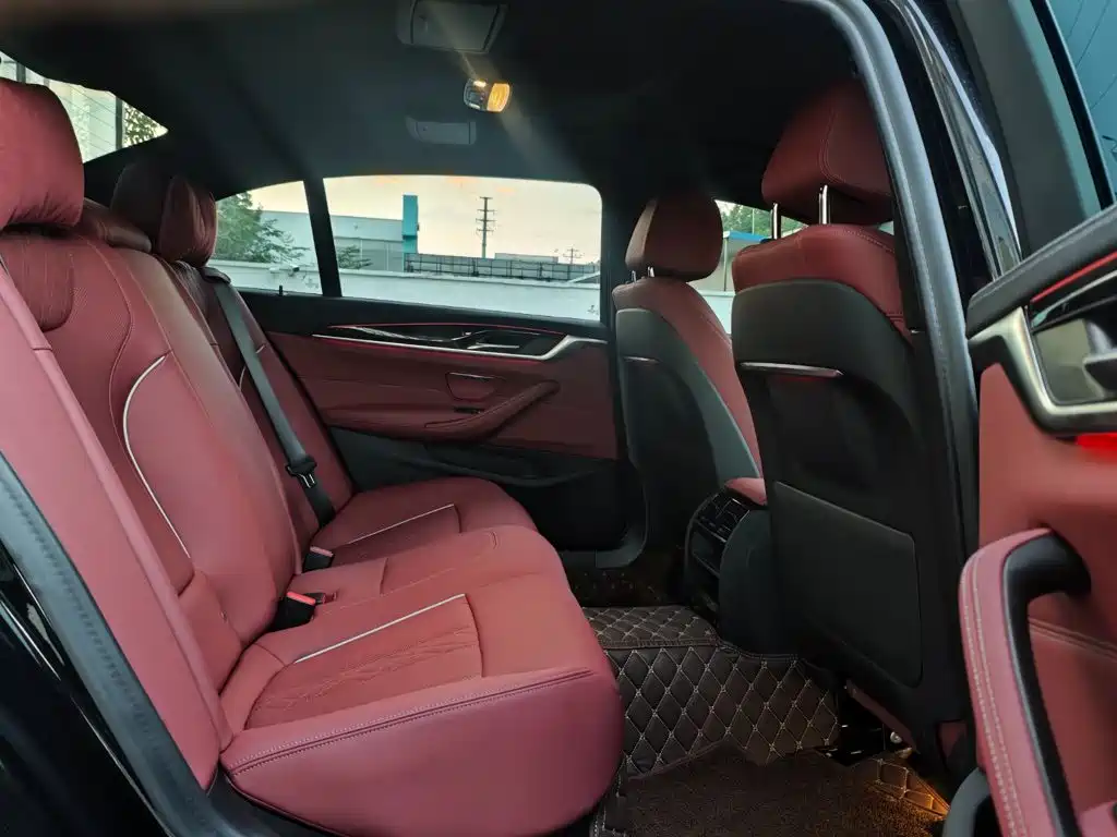 BMW 5 Series — миниатюра 13