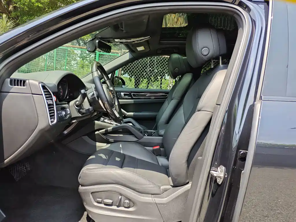 Porsche Cayenne — миниатюра 5