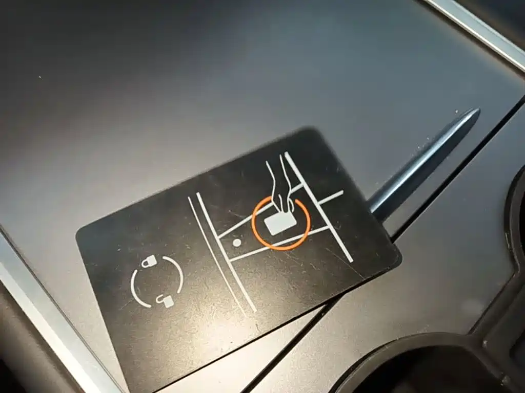 Tesla Model Y — миниатюра 9