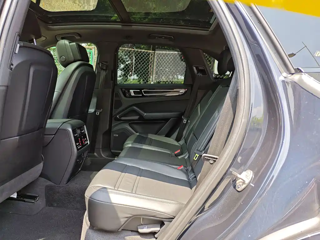 Porsche Cayenne — миниатюра 6