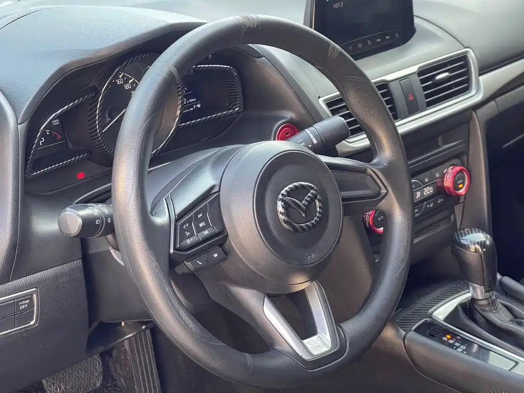 Mazda Mazda3 3 2017 1.5L AT Luxury V