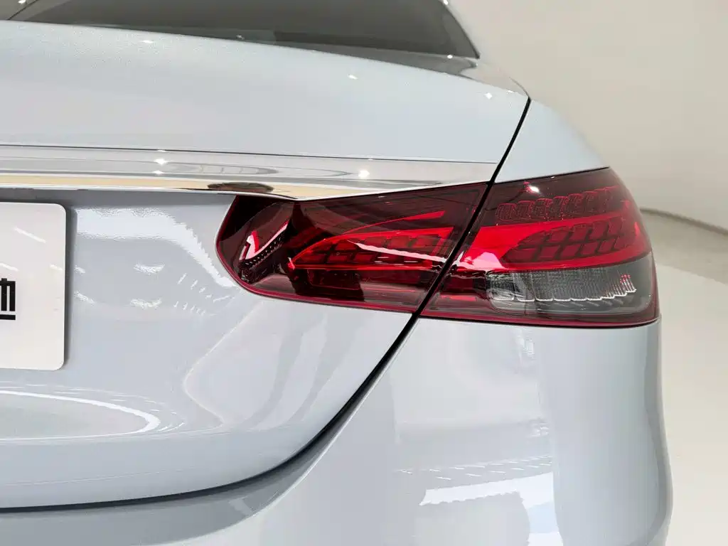 Mercedes-Benz E-Class — миниатюра 10