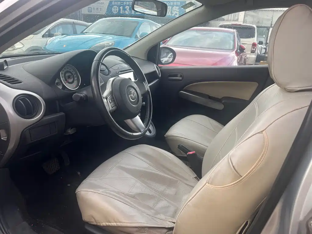 Mazda 2 009 1.5L AT