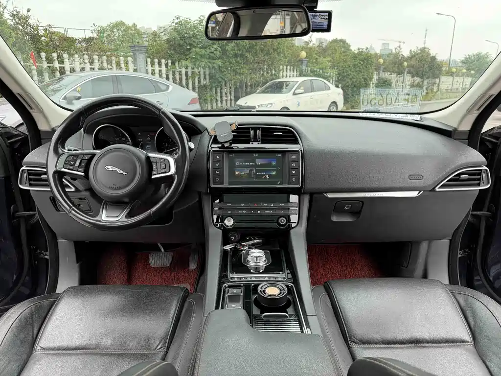 Jaguar F-PACE — миниатюра 5