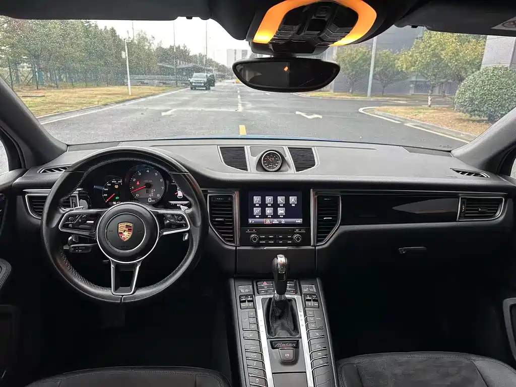 PORSCHE MACAN