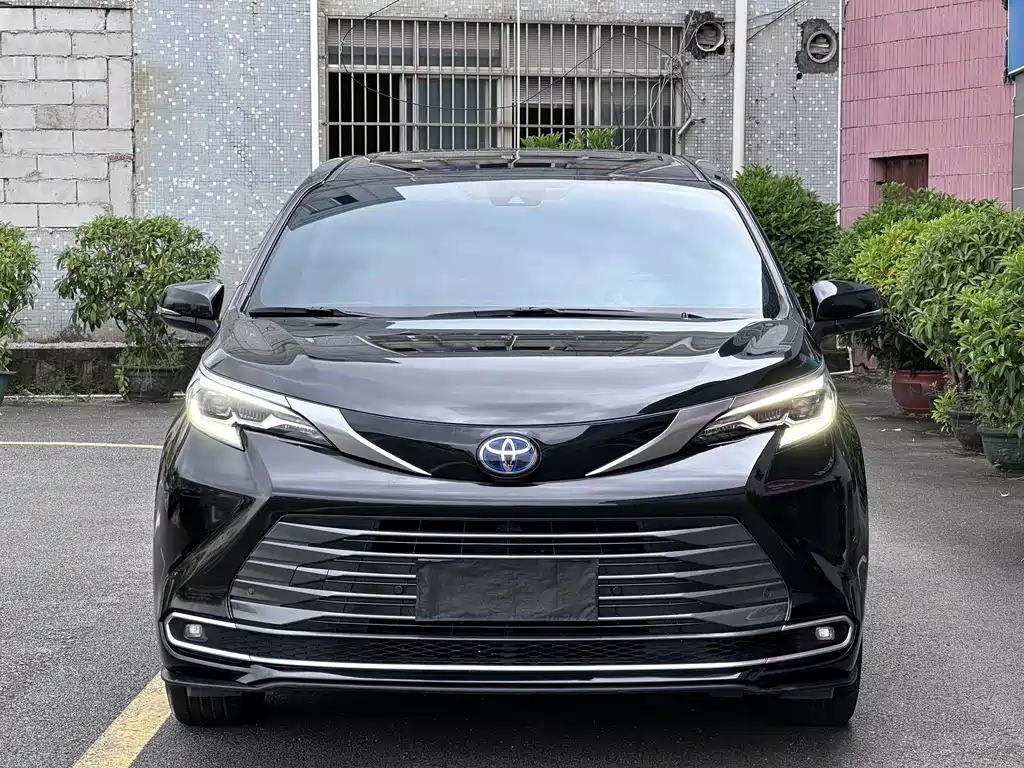 Toyota Sienna — миниатюра 2