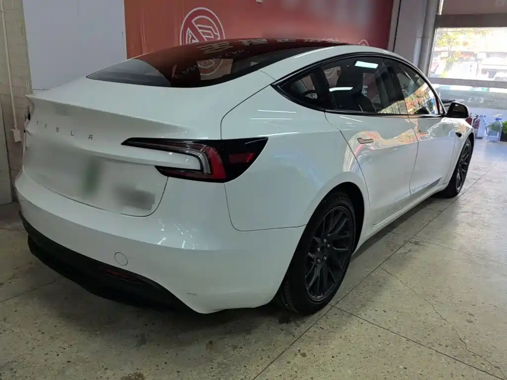 Tesla Model 3 — миниатюра 7
