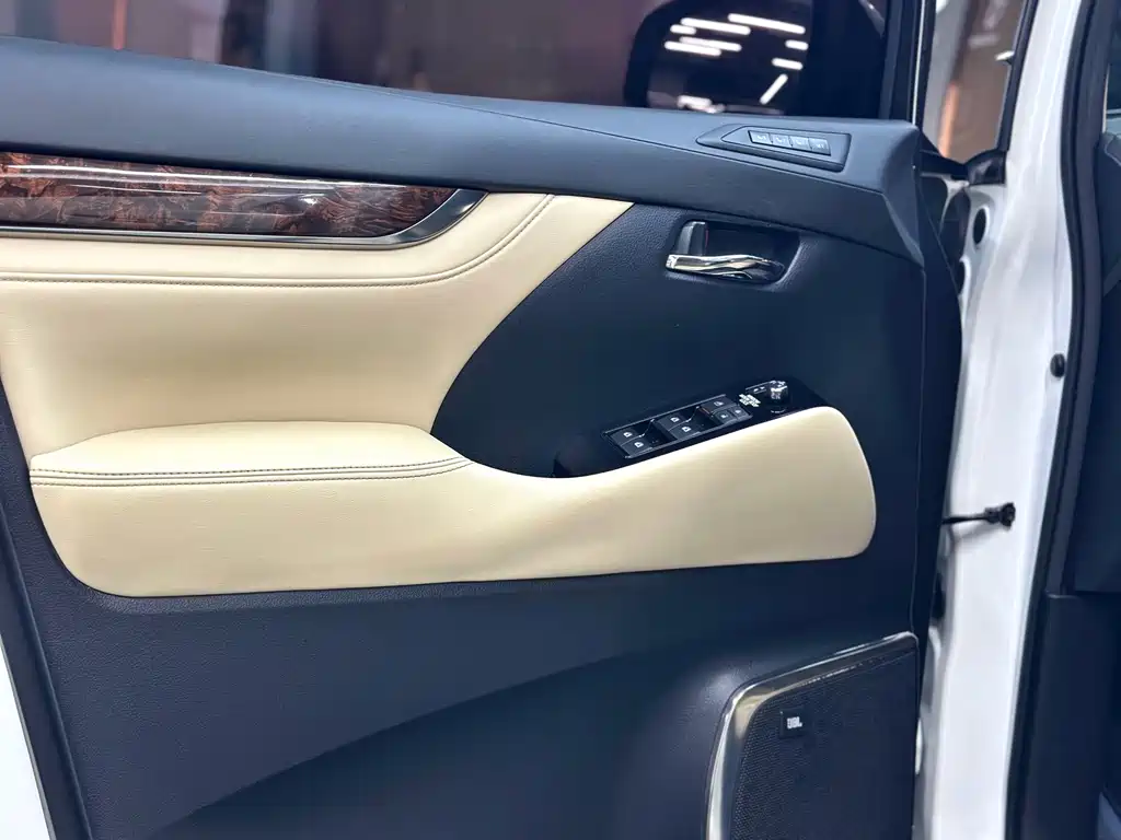 Toyota Alphard — миниатюра 5