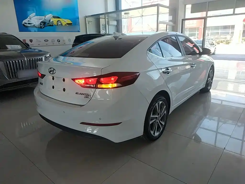 Hyundai Elantra — миниатюра 7
