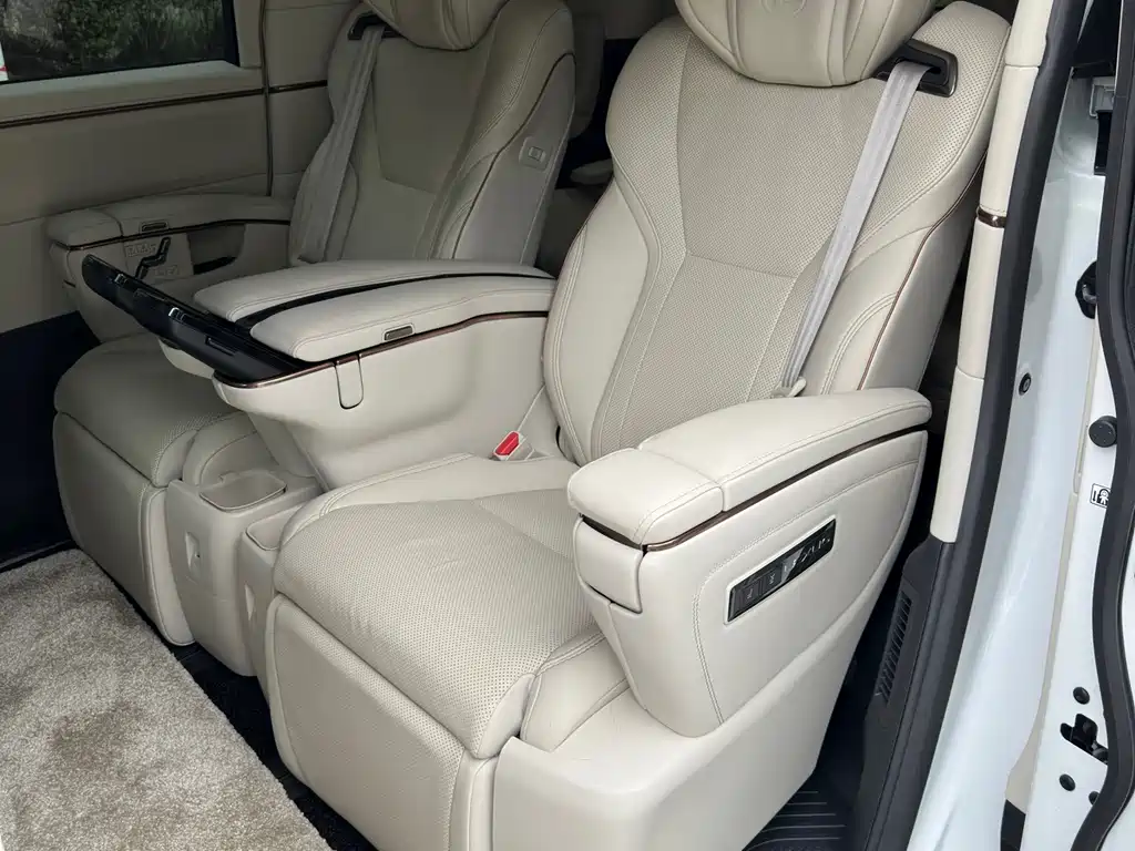 Lexus LM — миниатюра 16