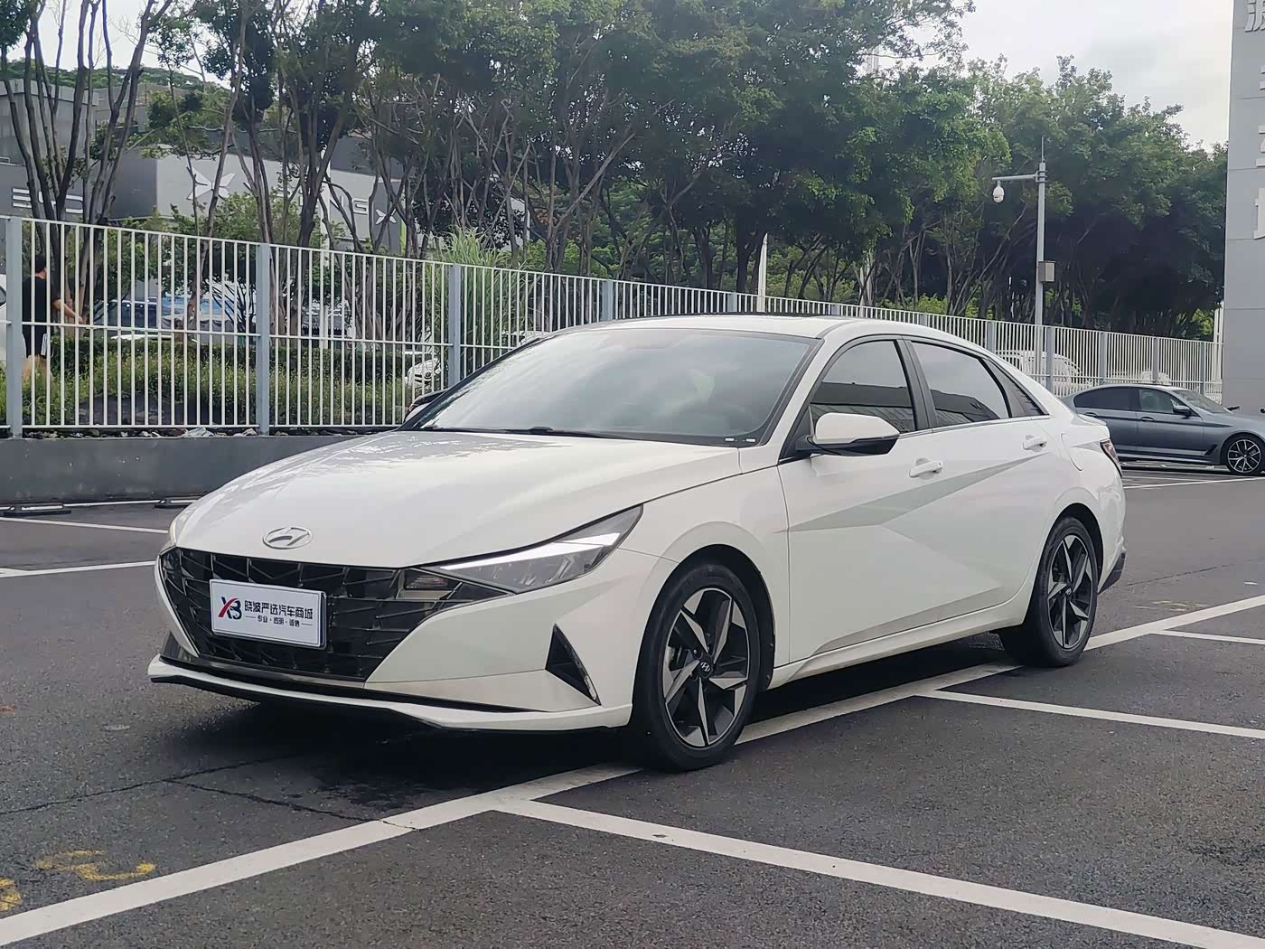 Hyundai Elantra 1.4 л 2023 г. Белый, пробег 37000 км