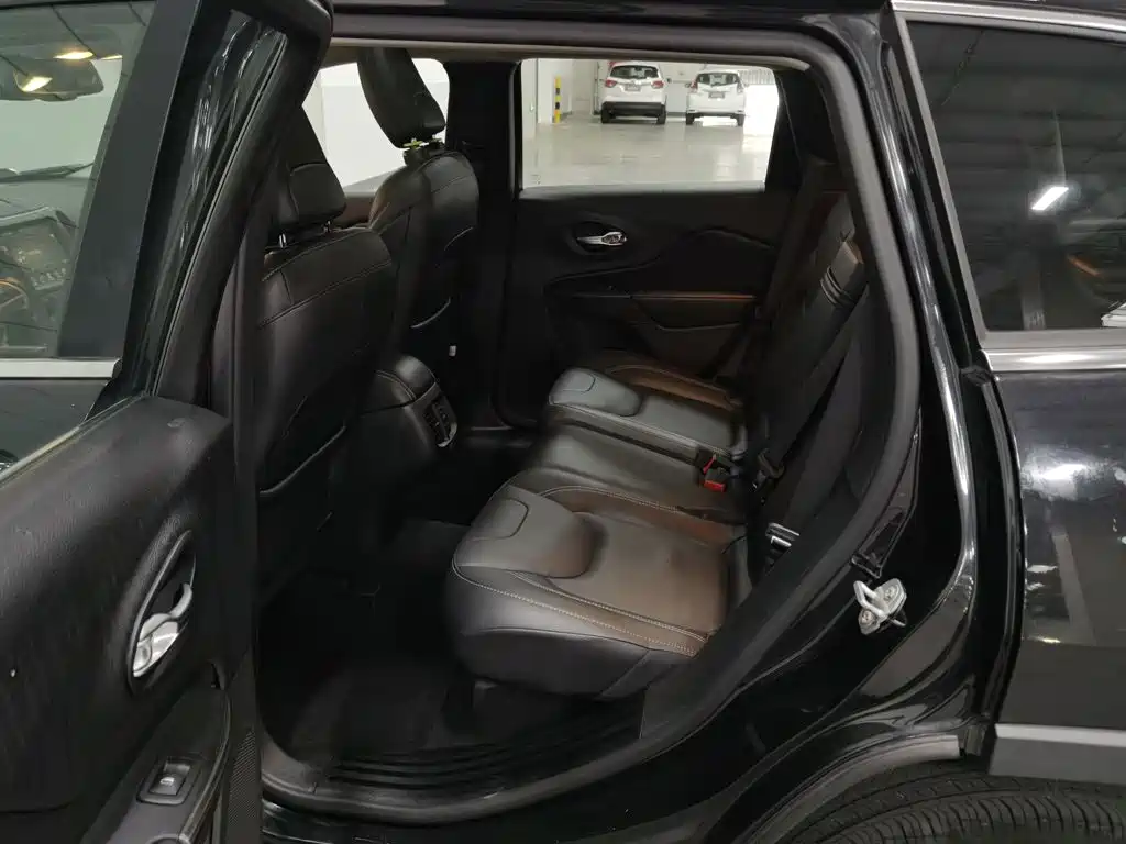 Jeep Cherokee — миниатюра 15