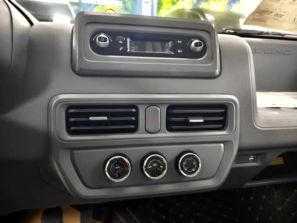 Wuling Yangguang — миниатюра 13