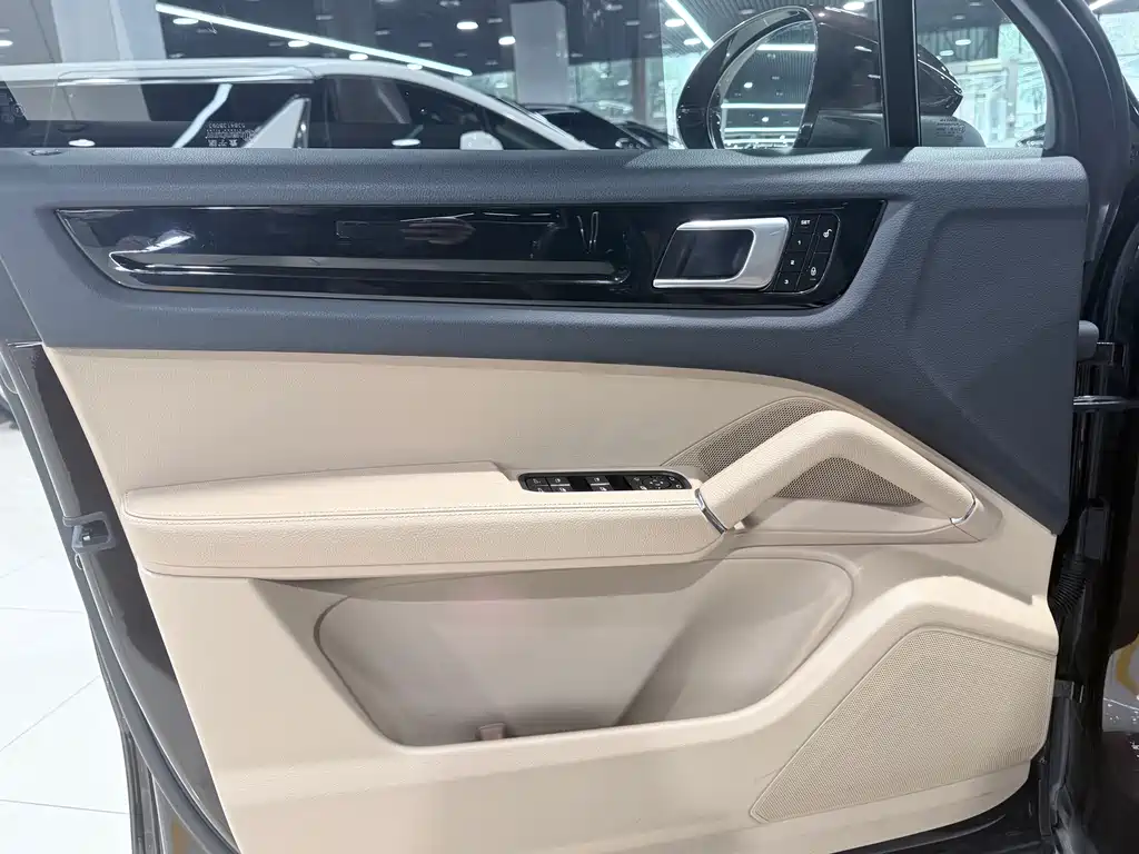 Porsche Cayenne — миниатюра 8