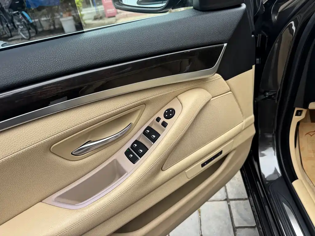 BMW 5 Series — миниатюра 4
