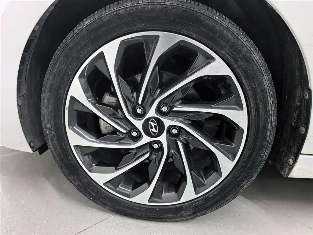 Hyundai Elantra — миниатюра 6