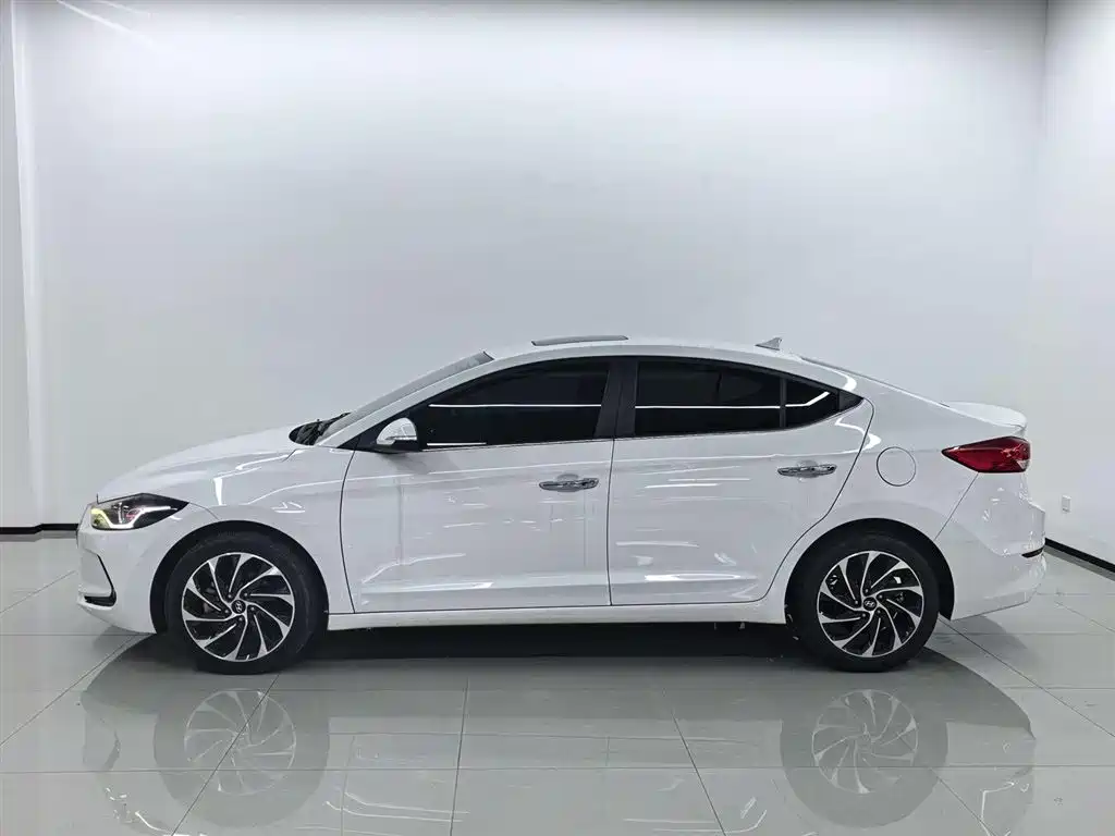 Hyundai Elantra — миниатюра 3