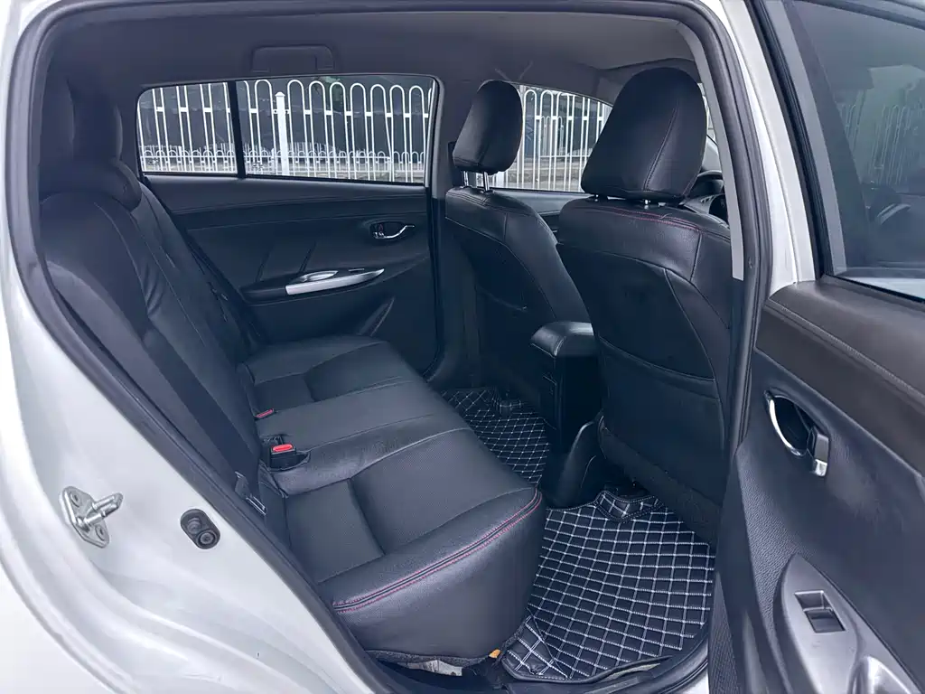 Toyota Yaris L — миниатюра 12