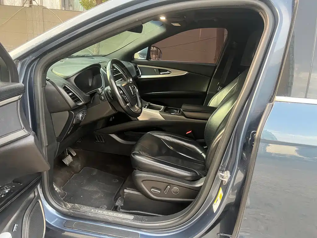 LINCOLN NAVIGATOR (IMPORT)