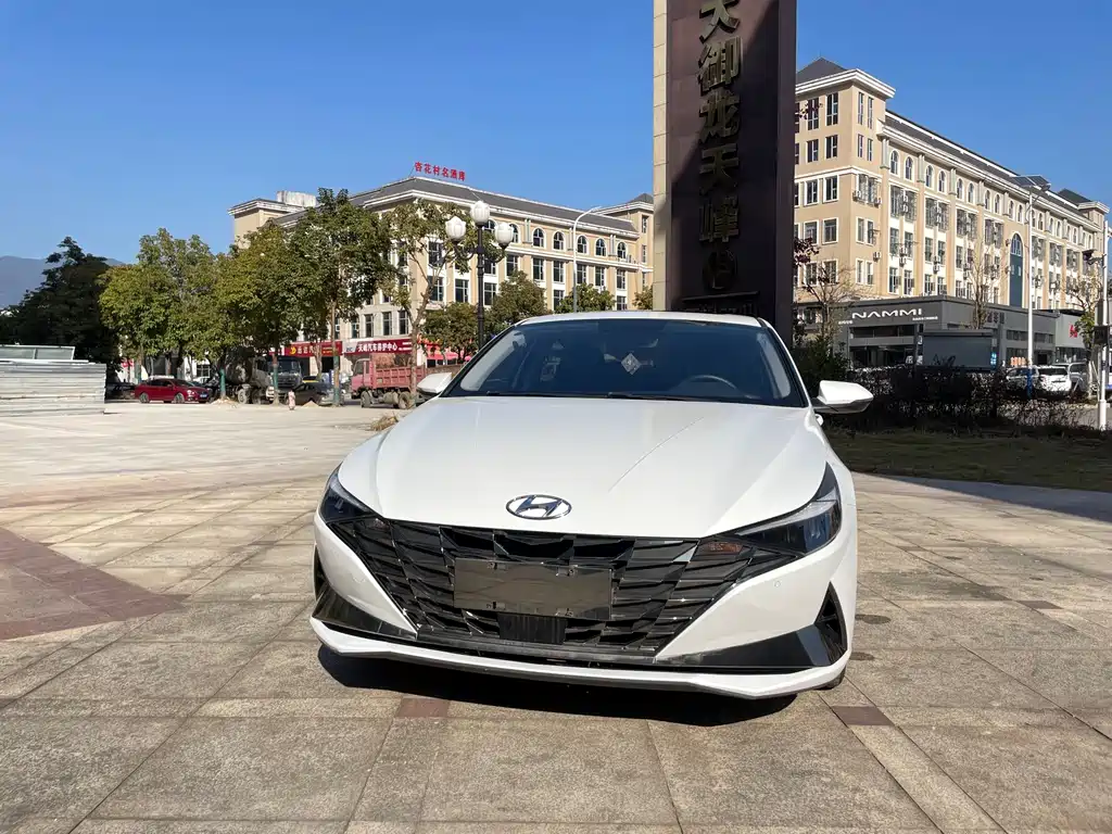 HYUNDAI ELANTRA