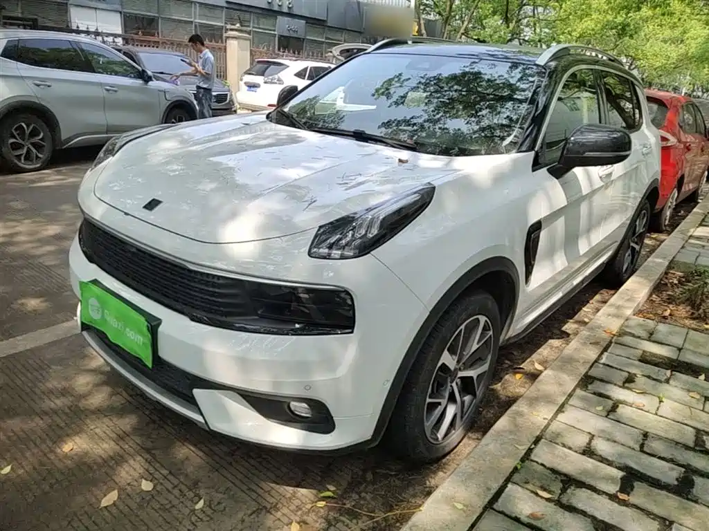 Купить Lynk & Co 01