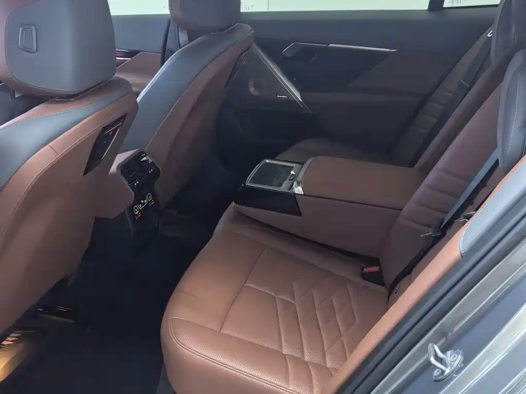 BMW 5 Series — миниатюра 11