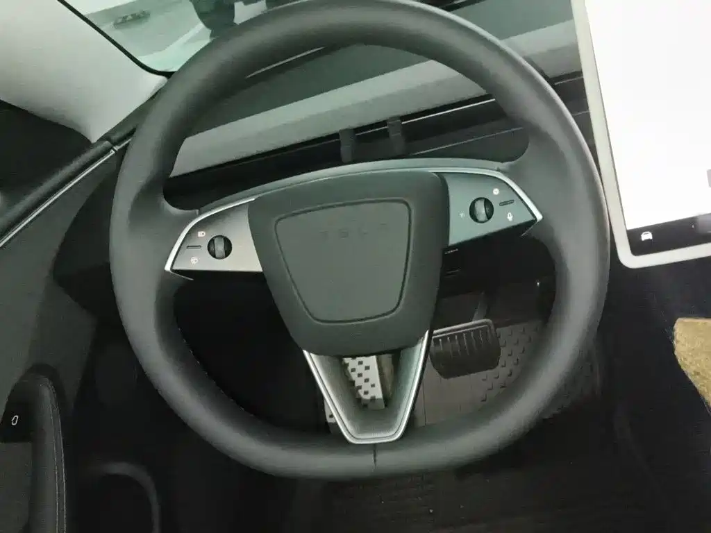 Tesla Model 3 — миниатюра 6