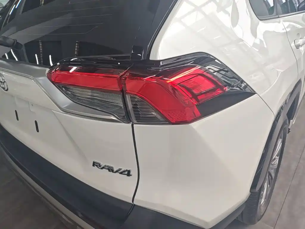 Toyota RAV4 — миниатюра 8
