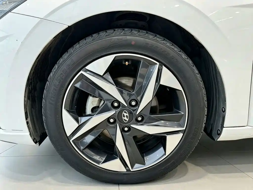 Hyundai Elantra — миниатюра 14