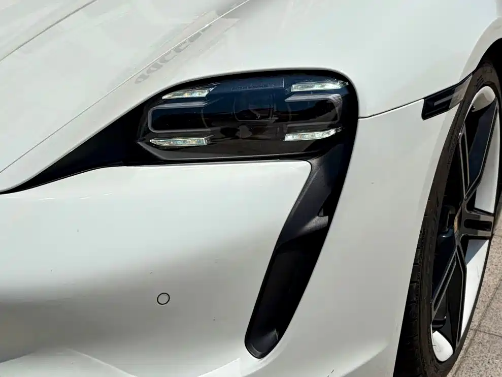 Porsche Taycan — миниатюра 3