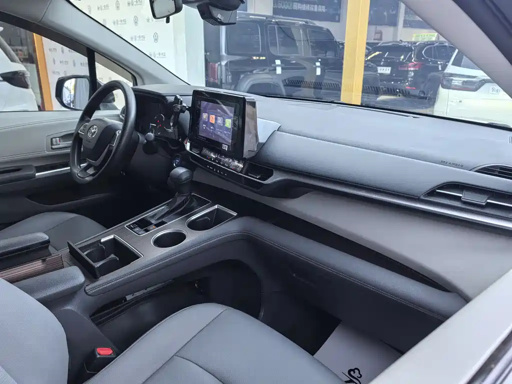 Toyota Granvia 2024 2.5L Comfort