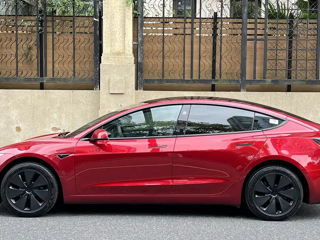 Tesla Model 3 — миниатюра 3