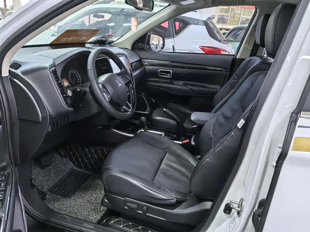 MITSUBISHI OUTLANDER