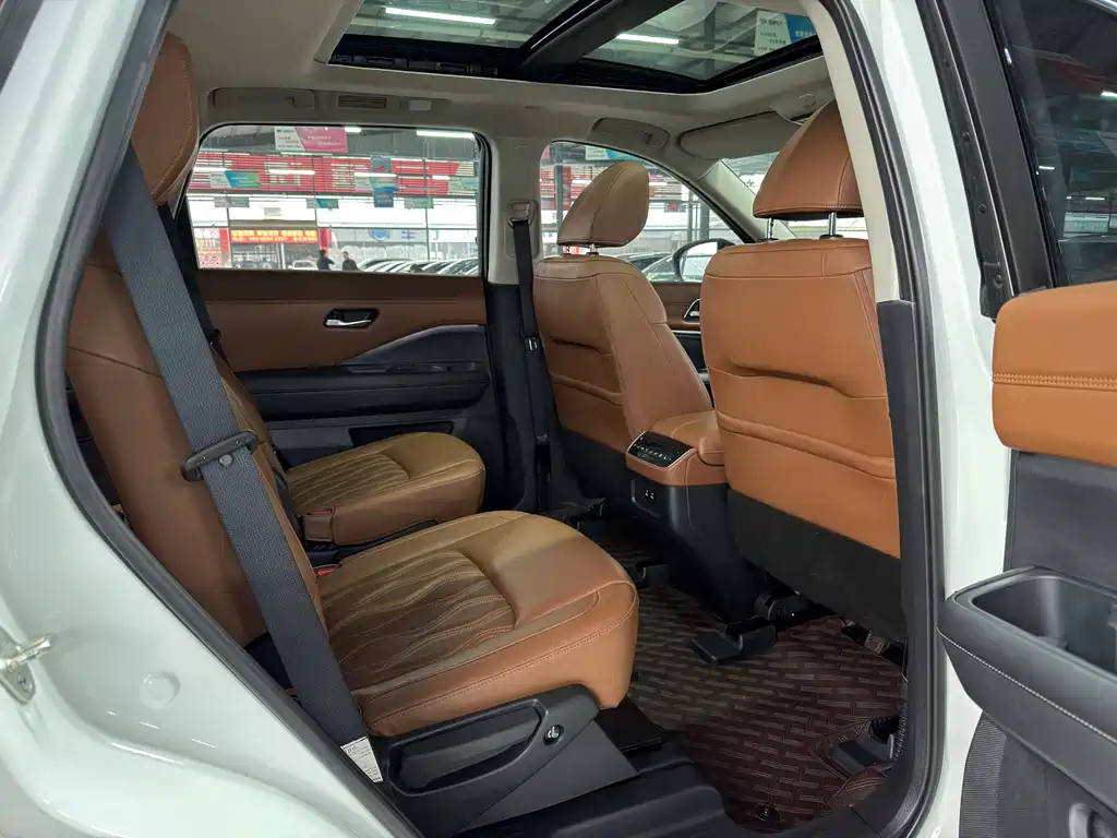 NISSAN EXPLORING THE LAND